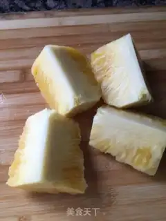 Make Ice and fresh pineapple juice step 1
