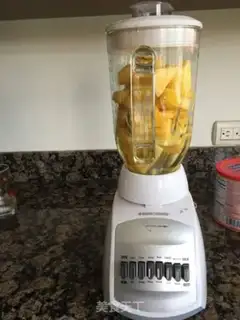 Make Ice and fresh pineapple juice step 4