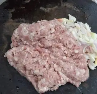 Make Dry onion pork buns step 2