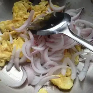 Make Onion fried eggs step 3