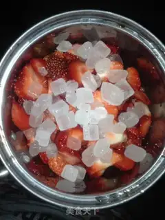 Make Homemade strawberry sauce step 0