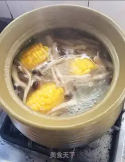 Make Tea mushrooms, corn chop soup step 1