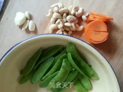 Make A cashew carrot with Dutch beans step 0