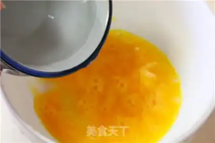 Make Microwave egg stew step 1
