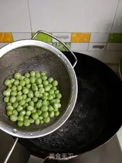 Make Garlic green beans with golden needle mushrooms step 1