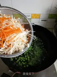 Make Garlic green beans with golden needle mushrooms step 2