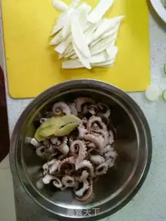 Make White and fried octopus step 0