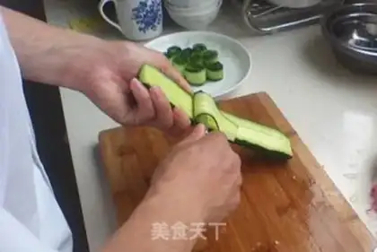 Make Noodle cucumber roll step 0
