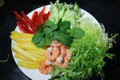 Make Shrimp mango rolls step 1