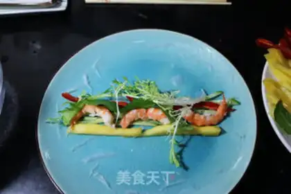 Make Shrimp mango rolls step 3