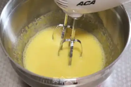 Make Strawberry cream cake step 2