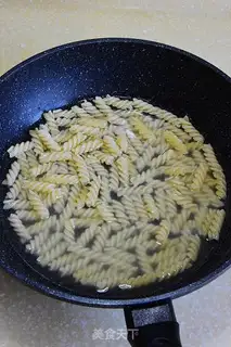 Make Big pair of shrimp sauce and pasta step 2