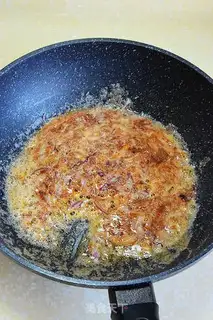 Make Big pair of shrimp sauce and pasta step 3