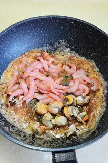 Make Big pair of shrimp sauce and pasta step 4
