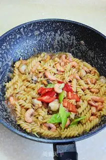 Make Big pair of shrimp sauce and pasta step 5