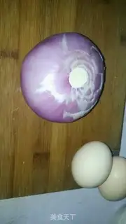 Make Tomato sauce and onion eggs step 0