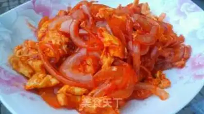 Make Tomato sauce and onion eggs step 4