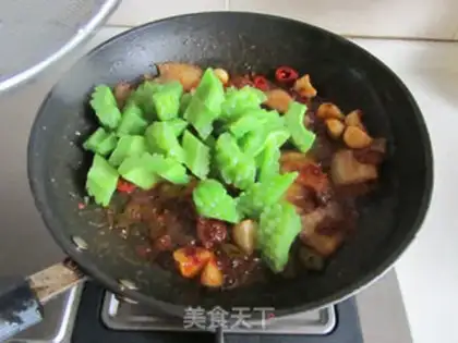 Make The bitter melon comes back to the pot step 8