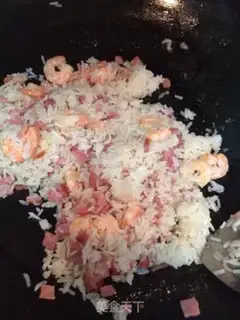 Make Seafood pineapple fried rice step 4
