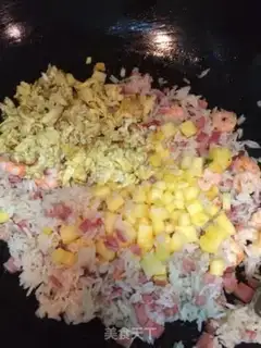Make Seafood pineapple fried rice step 5