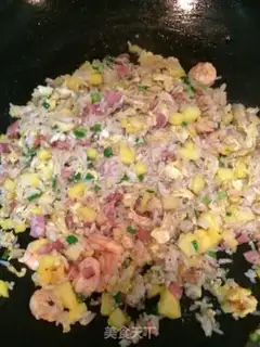 Make Seafood pineapple fried rice step 6