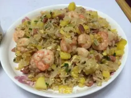 Make Seafood pineapple fried rice step 7