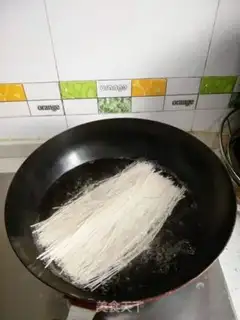 Make Shrimp melon noodles step 1