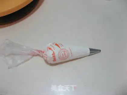 Make DORAEMON CREAM CAKE step 11