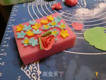 Make SpongeBob decorated cake step 9