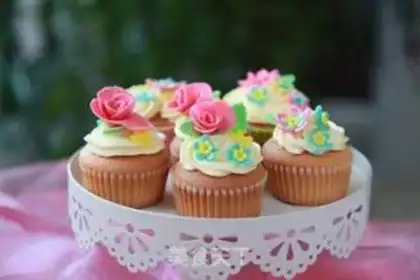 Make SpongeBob decorated cake step 13