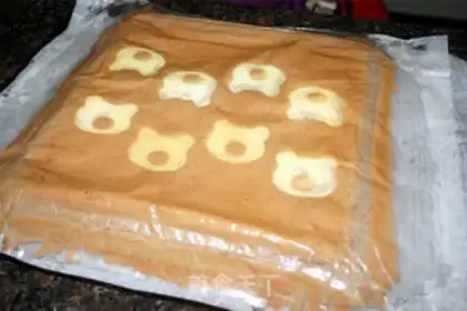Make Bear-colored cake rolls step 14