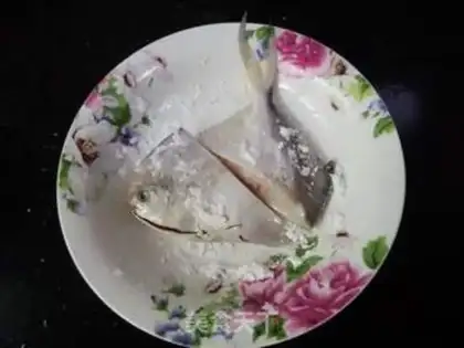 Make Garlic red-hot minnow step 1