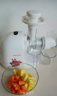 Make Pineapple carrot juice step 2