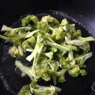 Make Garlic broccoli step 1