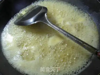 Make Eggs, ink, curry noodles step 3