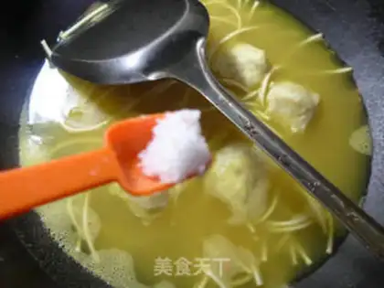 Make Eggs, ink, curry noodles step 5