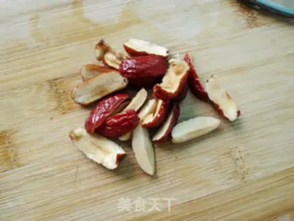 Make Little rice porridge with red dates step 1