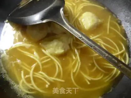 Make Eggs, ink, curry noodles step 7