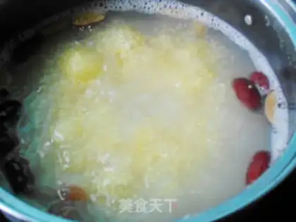 Make Little rice porridge with red dates step 2