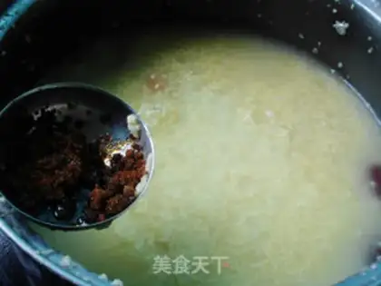 Make Little rice porridge with red dates step 3
