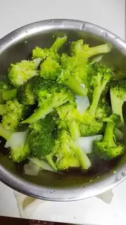 Make Garlic broccoli step 1
