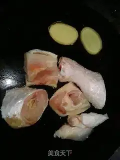 Make Snow Lotus chicken soup step 1