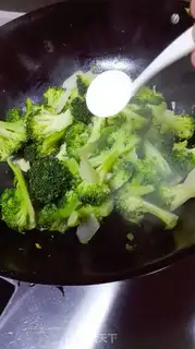 Make Garlic broccoli step 4
