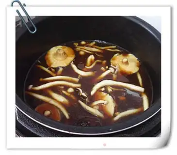 Make Twin mushroom beef noodles step 3
