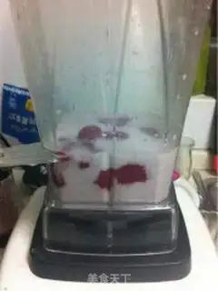 Make A strawberry milkshake step 3