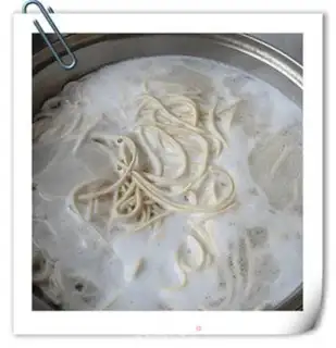 Make Twin mushroom beef noodles step 4