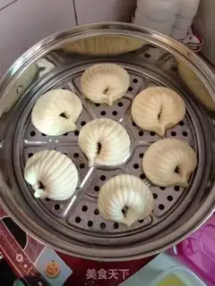 Make Shell red bean buns step 7