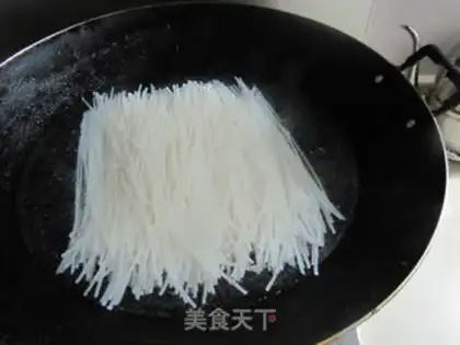 Make Three pieces of rice powder step 0