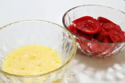 Make Tomato fried eggs step 1