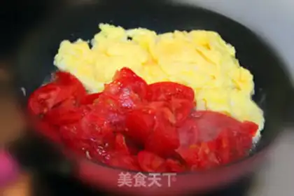 Make Tomato fried eggs step 3